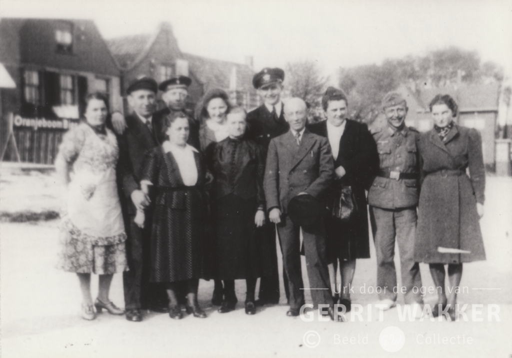 August en Ida Gouwert ter Beek en andere Urkers met Duitse soldaten